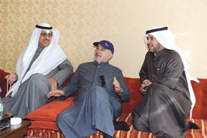 صالح عاشور متوسطا نواف الفزيع ومبارك الخرينج