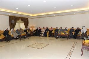 النواب خلال حفل الغداء الذي نظمه نواف الفزيع في مزرعة الجلال في الوفرة امس﻿