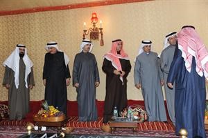 فيصل الكندري يتلقى تحية ويبدو احمد المليفي وعلي الراشد وكامل العوضي وخالد الشليمي﻿