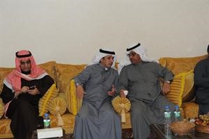 مبارك الخرينج واحمد المليفي يتوسطهم مستضيفهم﻿
