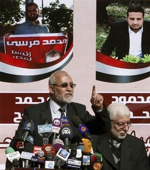 المرشد العام لجماعة الاخوان المسلمين د محمد بديع متحدثا في المؤتمر الصحافي امس افپ