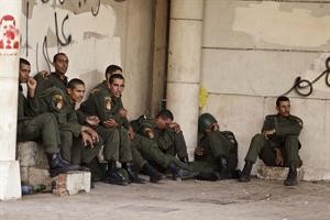 افراد من الحرس الجمهوري يجلسون في محيط قصر الاتحادية الرئاسي امس اپ