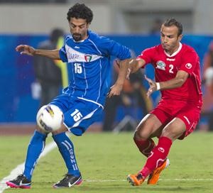وليد علي يسيطر على الكرة امام المدافع الفلسطيني راشد فارس الازرقكوم