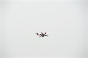 طائرة تصوير تابعة للداخلية تحلق فوق المسيرة
