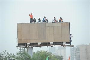تصوير من فوق اليافطات