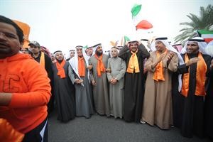 محمد الدلال ودحمد المطر ودثقل العجمي ومحمد الخليفة وفلاح الصواغ واحمد السعدون ودمحمد الهطلاني خلال مشاركتهم في المسيرة