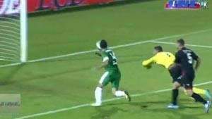 بالفيديو... حارس مرمى يثبت أنه أحمق.. مرتين!