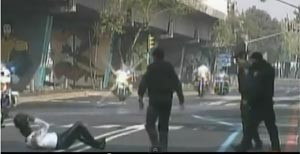 بالفيديو.. حادث انقلاب مروري لأحد عناصر حماية الرئيس المكسيكي اثناء عبور موكبه!