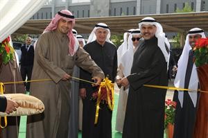 انس الصالح ودعادل الصبيح وبراك الصبيح خلال افتتاحهم لمعرض الصناعات والبناء الثاني قاسم باشا
