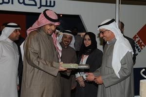 الوزير متفقدا احد الاجنحة المشاركة في المعرض
