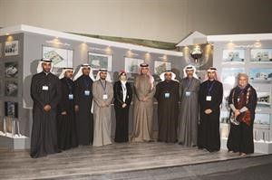 الوزير انس الصالح مع تهاني العازمي وفريق المهندسين في الجناح الخاص بالمؤسسة العامة للرعاية السكنية 