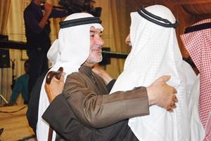 عاشور يرحب باحد ابناء الدائرة الاولى﻿