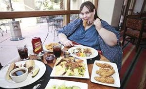 سوزان ايمان تتناول احدى وجباتها﻿