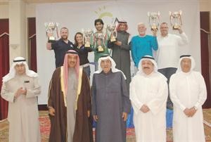 اللواء فهد الفهد والشيخ خليفة بن عبدالله واحمد الغانم اثناء تكريم ابطال الهوبي كات﻿