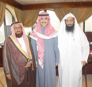 السفير الشيخ ثامر الجابر مع رماح القحطاني ووالده﻿
