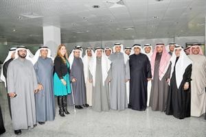 مسالم الاذينة وعبدالله العازمي وبثينة السبيعي مع العاملين في مركز خدمة العملاء﻿