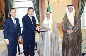 صاحب السمو الامير يتسلم هدية تذكارية من دمانفريد بسكوف