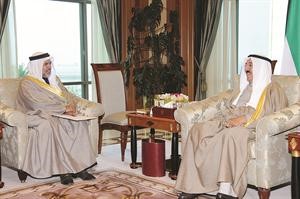 صاحب السمو الامير الشيخ صباح الاحمد خلال لقائه السفير الشيخ خليفة بن حمد ال خليفة﻿