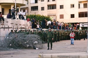 جنود من الجيش المصري يحمون قصر الاتحادية من الثوار