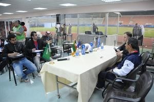 الزميل سمير بوسعد يوجه سؤلا لمدرب ايران خلال المؤتمر الصحافي