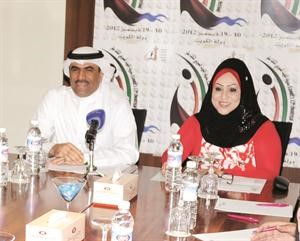 الفنانة العمانية شمعة محمد مع رئيس المركز الاعلامي بالمهرجان الزميل مفرح الشمري﻿
