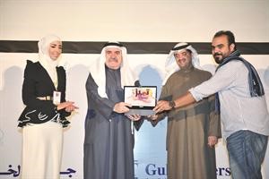  ودرع تكريمية من الشباب المتميزين
