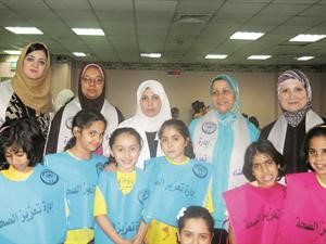 ادارة مدرسة روض الصالحين مع عدد من الطالبات
