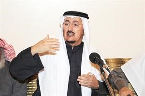 مبارك الدويلة خلال حديثه في الندوة