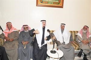 مبارك الدويلة متوسطا الحضور اثناء الندوة
