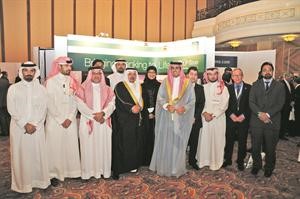 الخياط متوسطا مجموعة من المشاركين في المؤتمر﻿