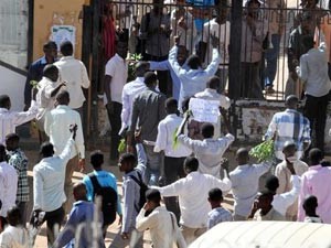 مظاهرات الطلاب انطلقت من داخل اسوار جامعة الخرطوم الجزيرة نت
