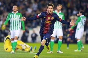 فرحة ليونيل ميسي بتسجيله الهدف الثاني في مرمى ريال بيتيس وتحطيمه الرقم القياسي للالماني مولر افپ