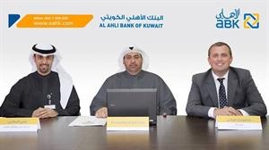من اليمين ستيوارت لوكي وممثل وزارة التجارة وعلي البغلي﻿