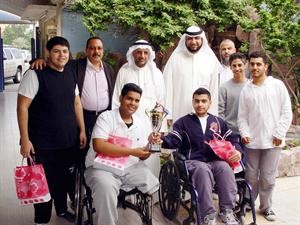 خالد الداحس وبدر الشراح مع الكاس والطلاب الفائزين﻿