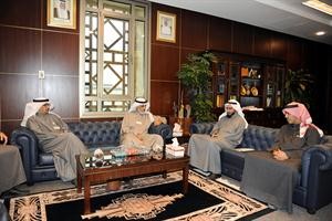 عبدالقادر العجيل مستقبلا وفد هيئة طباعة ونشر القران

