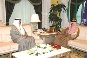 سمو ولي العهد الشيخ نواف الاحمد خلال لقائه الشيخ محمد الخالد﻿