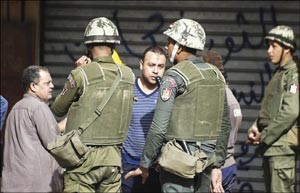 قوات من الجيش المصري يتحققون من هويات المتواجدين في محيط قصر الاتحادية افپ