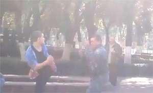 بالفيديو.. قوات الصقور الخاصة تتعرض للضرب واللكم من احد الشباب