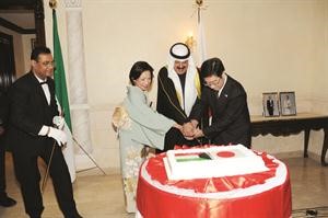 خالد الجارالله يشارك السفير الياباني وقرينته قطع كيكة الاحتفال﻿