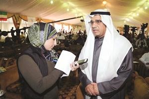سامي الرشيد متحدثا الى الزميلة دارين العلي 	هاني عبدالله﻿