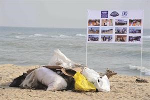 جمع القمامة تمهيدا لنقلها﻿
