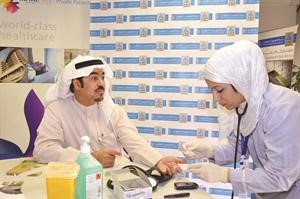 موظف من الدولي اثناء اجراء الفحص﻿
