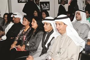 د يوسف الابراهيم وعدد من الحضور﻿