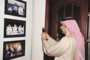 د انس الرشيد يلتقط بهاتفه صورة لوالده محمد الرشيد مع الراحل﻿