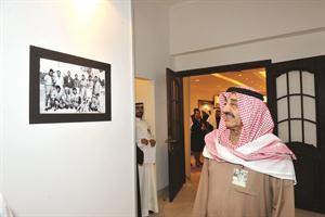 جاسم الخرافي يتابع احدى الصور من ارشيف الراحل﻿