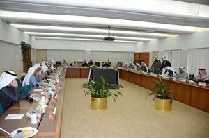 النواب الجدد خلال اجتماعهم في مقر لجنة الشؤون المالية والاقتصادية للتعرف على الية العمل في المجلس﻿