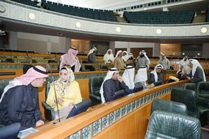النواب الجدد في قاعة عبدالله السالم وتبدو النائبة ذكرى الرشيدي﻿