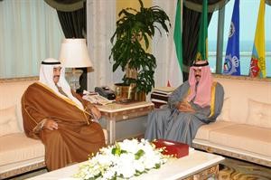 سمو ولي العهد الشيخ نواف الاحمد مستقبلا سمو الشيخ ناصر المحمد﻿