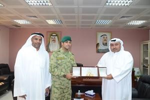 مدير المدرسة مكرما النقيب احمد الشكري﻿