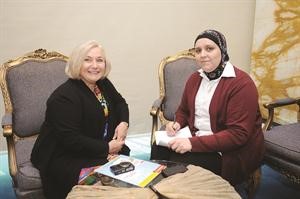 الخبيرة روندا ابرامز متحدثة الى الزميلة رندى مرعي
